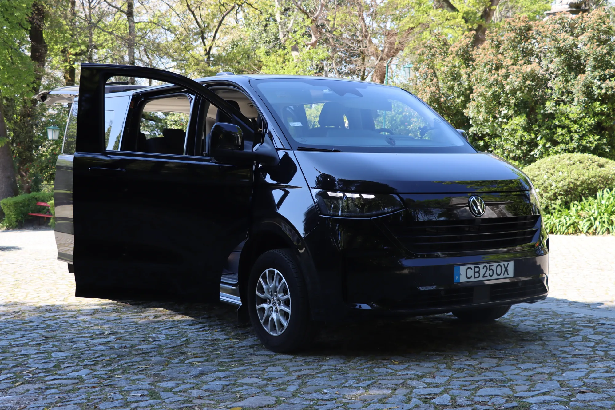 Volkswagen Caravelle preta com porta lateral aberta