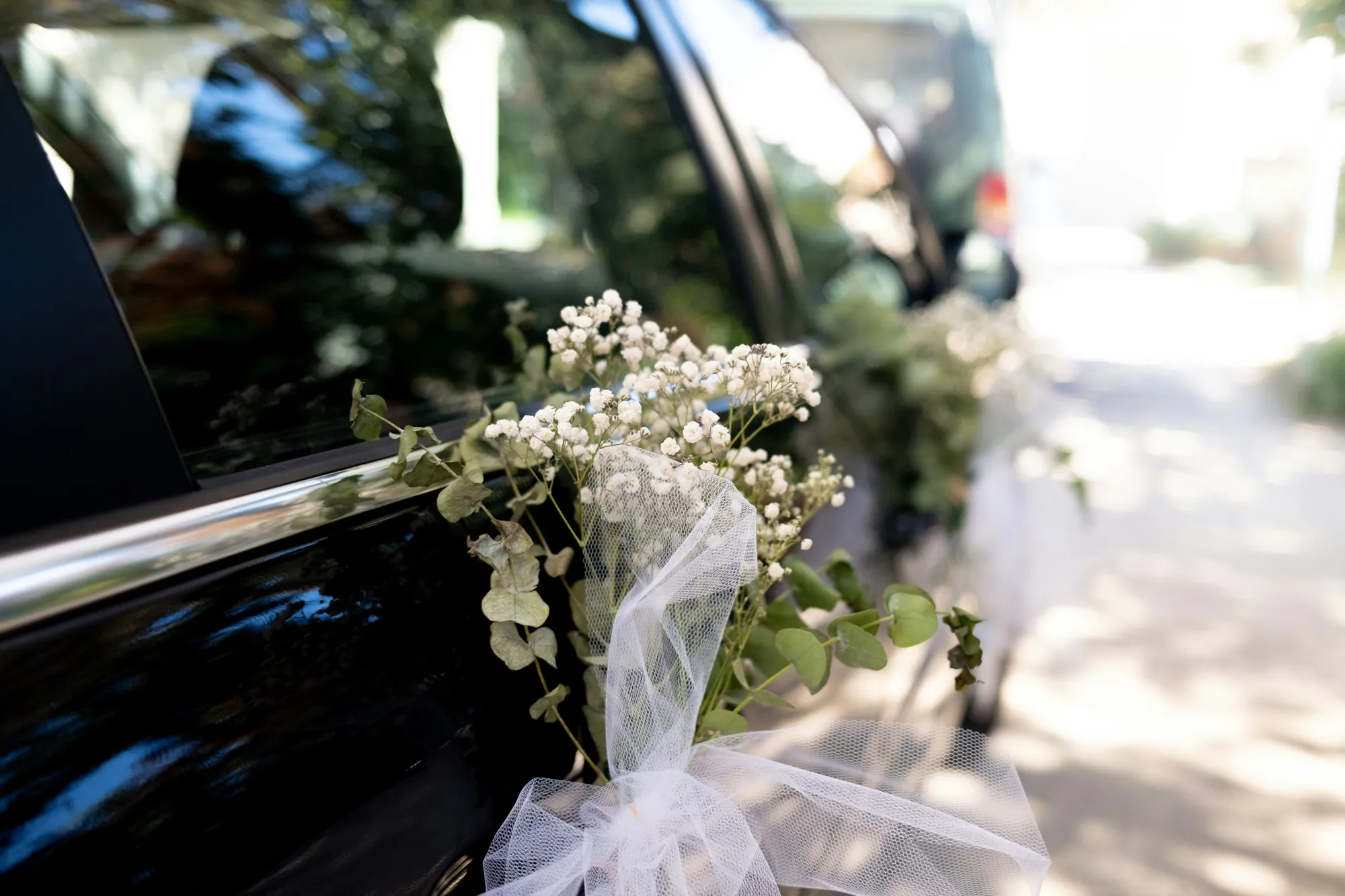 Veículo decorado com flores para uma cerimónia de casamento