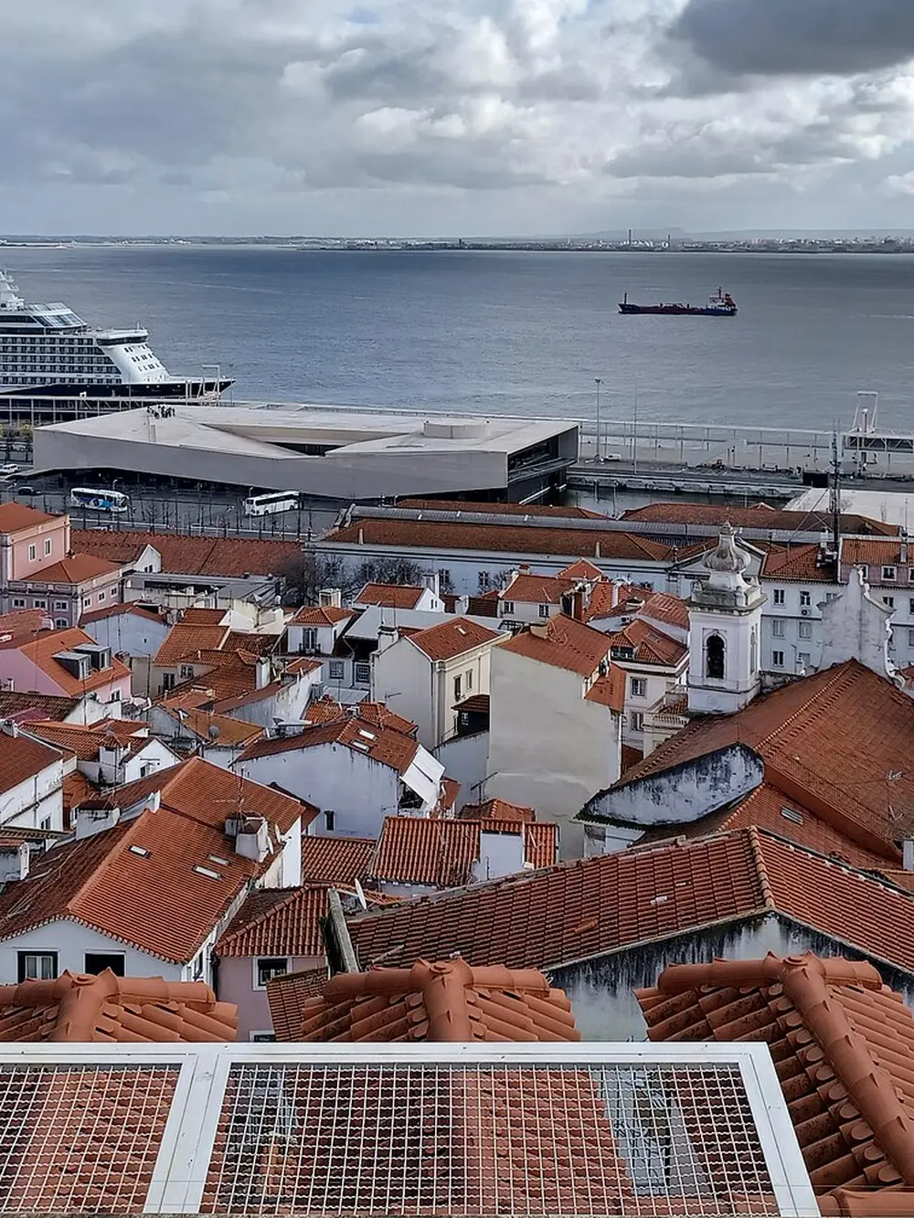 Telhados de Alfama vistos do Miradouro de Santa Luzia, em Lisboa