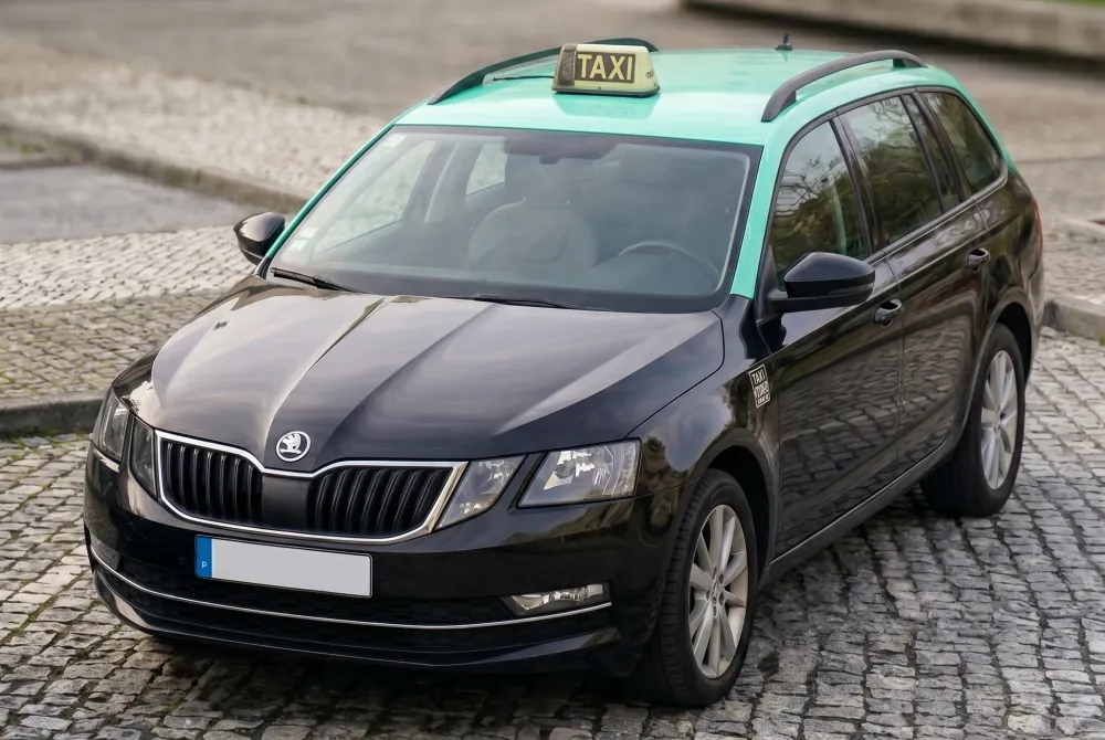 Skoda Octavia da frota JBM Martins numa rua de calçada